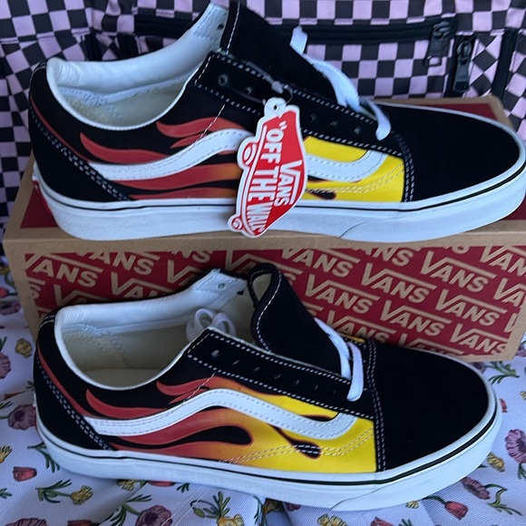 Vans WMNS Old Skool
(Flame)Black/Black/Tr Wht
VN0A38G1PHN
Sneakers - Picture 2 of 16